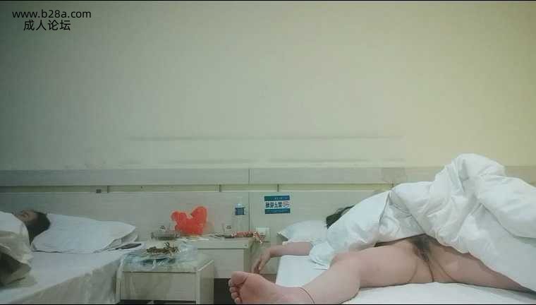 ❤️约两个骚熟女，喝多了床上睡衣，扒开被子掰穴，插入抽送，再换另一个骚女，吸屌正.jpg
