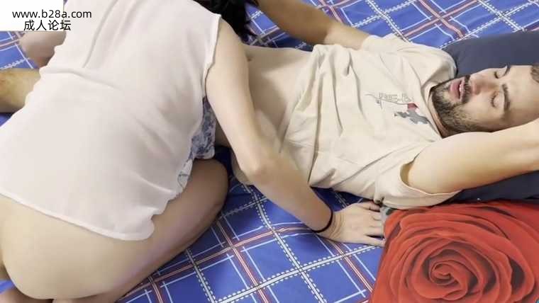 身材丰满熟女大姐皮肤白皙吃鸡舔穴在家被帅气大洋吊继子无套输出抽插无毛鲍鱼 口爆射精.jpg