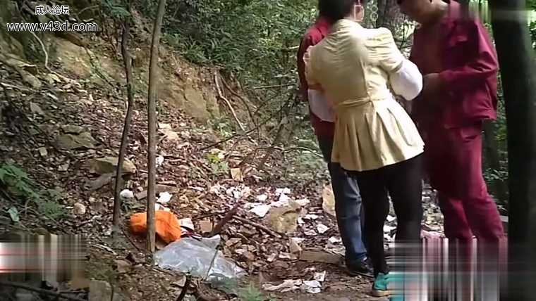 ★★小树林野战系列兄弟俩趁午休组队来泄泄火黑丝袜熟女服务不错★★.jpg