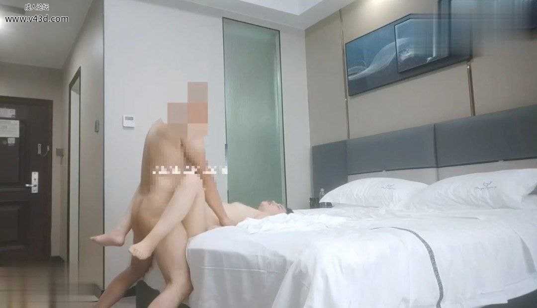 附近老鸡身材丰满，偷拍险被抓，赶紧收藏防封必加链接.jpg