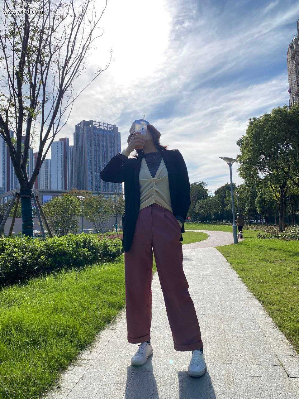 很爱户外露出的一只人妻少妇母狗 看着日常穿搭 妥妥的老实人良家摸样 私下真是让人大.jpg