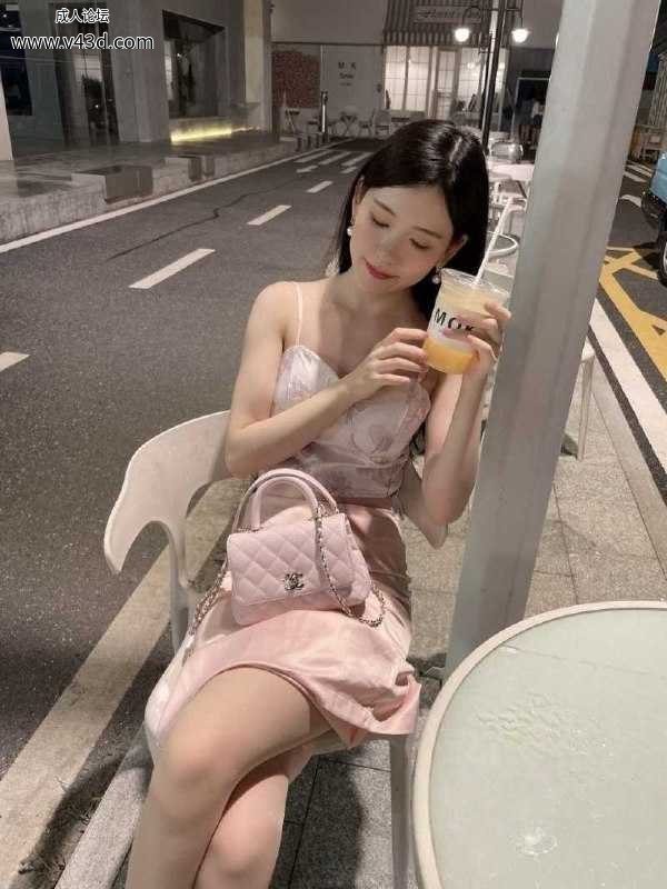 【大学生穿着粉色制服和黑丝露脸帮男人口交 乖巧的小嘴深喉吞屌 这波猛料直接安排！】.jpg