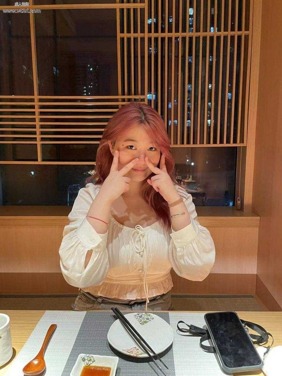 红毛叛逆女大学生 光看脸是有一种良家少妇点感觉 其实是刚毕业.jpg