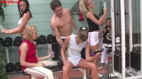 ❤️ 五位健美小妞在健身房与一位男士做爱❤️