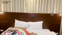 ❤️上了妈妈的朋友 风韵犹存的阿姨竟然在床上自慰 直接猛攻阿姨柔软的阴蒂 用金刚杵