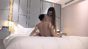 高颜值大长腿妹子，近距离拍摄舔奶扣逼，口交上位骑乘大力猛操