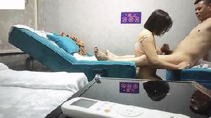 养生馆熟女老板娘 偷拍来店里按摩客人，勾引他们做特殊性服务！