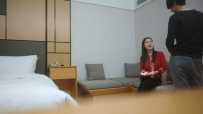 探花漂亮大奶小少妇 被后入偷偷无套猛怼操出白浆特能叫