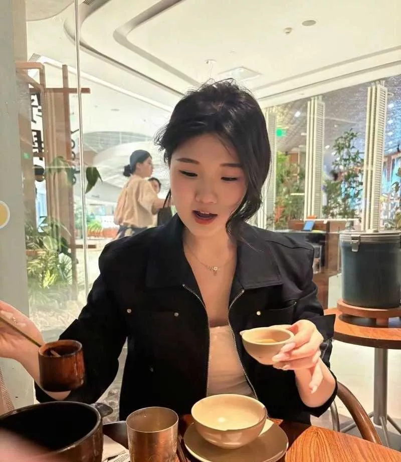 [反差曝光]天津大学研究生杨鑫苑 沦为校车 身穿各种情趣制服被同学猛蹬 视频外流4.webp