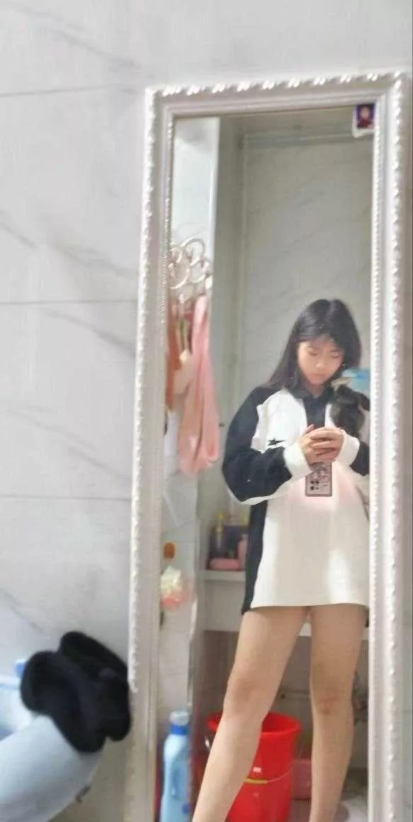 [反差曝光]伊犁师范大学反差婊 田祎宸 全裸露出视频曝光 白嫩酮体诱人至极！2.webp