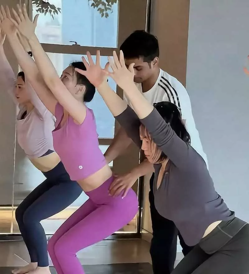[反差曝光]【郑州印度佬瑜伽教练 沙洪 偷拍女学员隐私牟利 同事爆料事发前就经常约炮.webp