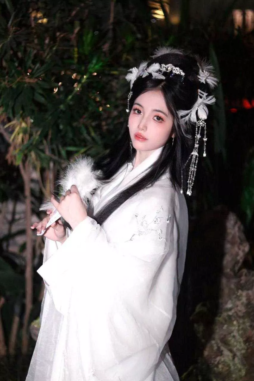 [反差曝光] 广州漫展上面假借摄影名义搭讪的06年极品高颜值网红COS博主，被约到酒店猛.webp