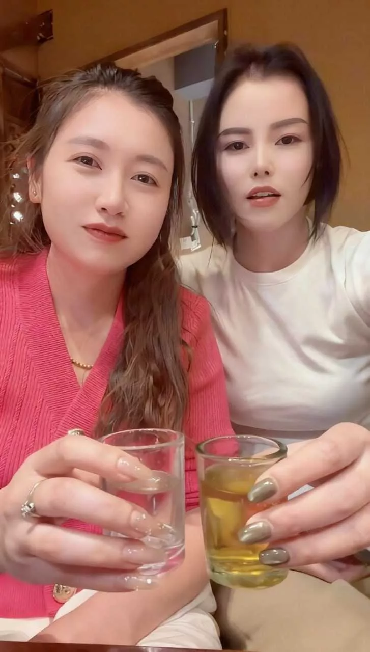 网红黑料【抖音卡车网红 麻子哥 出轨老婆闺蜜 酒店视频扒出后直接实 小啊妹直播怒撕渣.webp