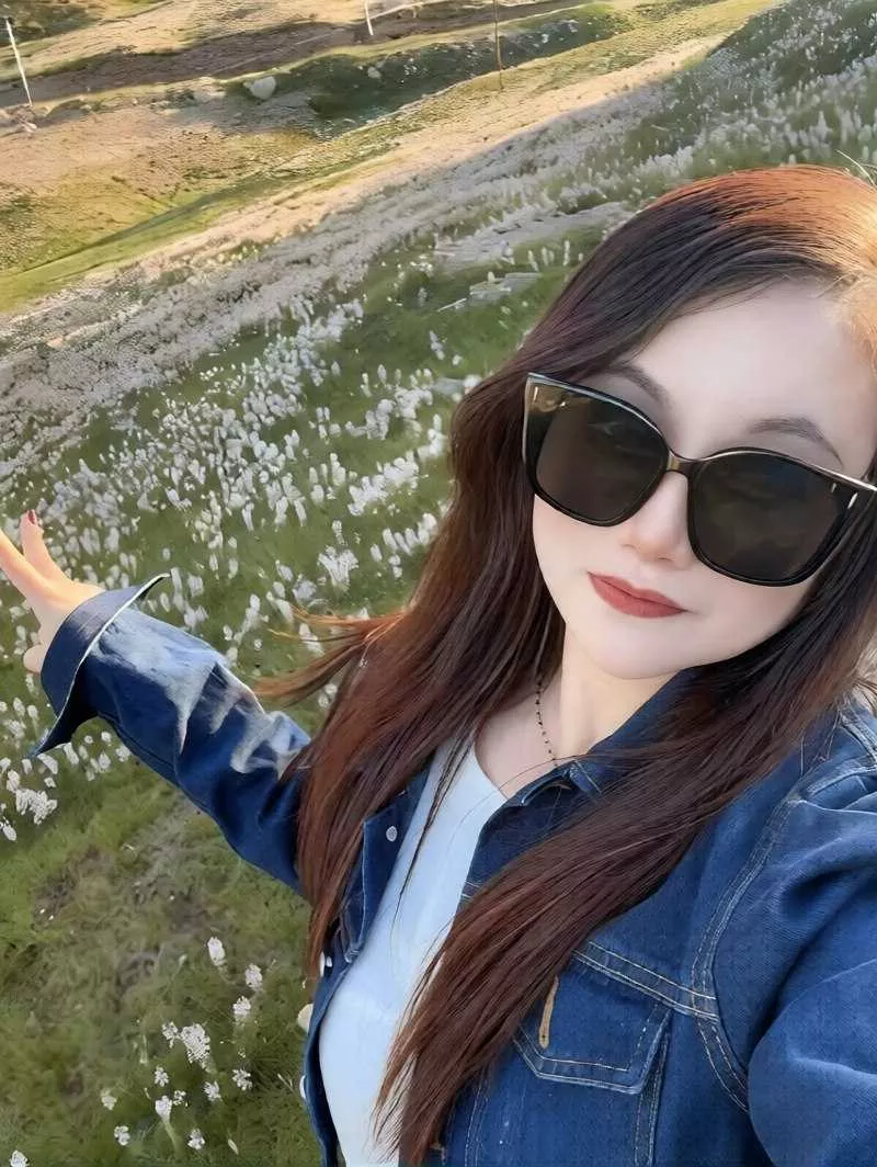 [反差曝光]【成都领克车友群 彭老师 性爱视频泄密 跪吸龟头直顶喉头 口技堪称一绝！】4.webp
