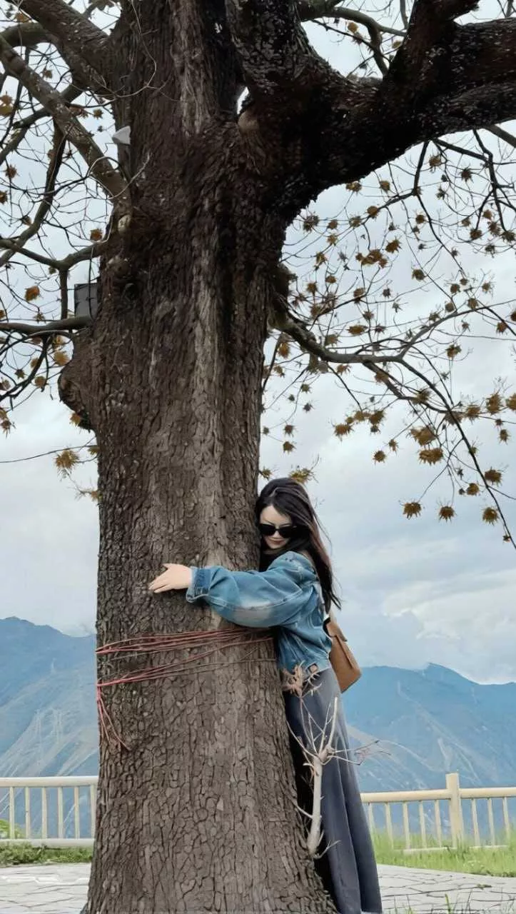 [反差曝光]【成都领克车友群 彭老师 性爱视频泄密 跪吸龟头直顶喉头 口技堪称一绝！】5.webp