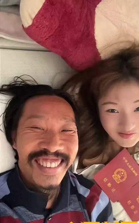 【抖音网红 阿宇夫妇 被曝出乱伦大瓜 老夫少妻竟是亲父女 疑似性爱视频被被爆出】4.webp