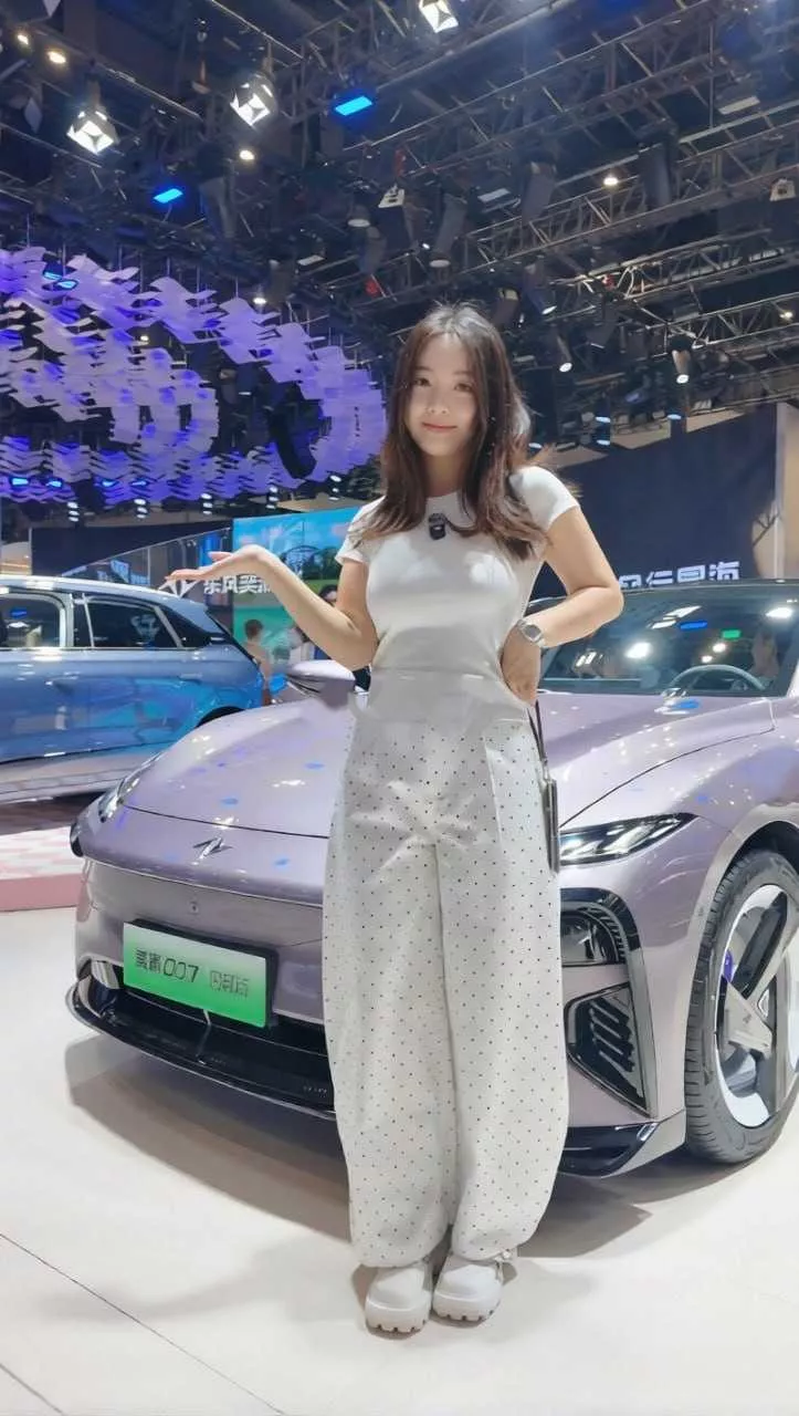 【热门吃瓜 百万粉汽车博主 Lucky不懂车 被丈夫曝光出轨乐道汽车工作人员  车震视频一.webp