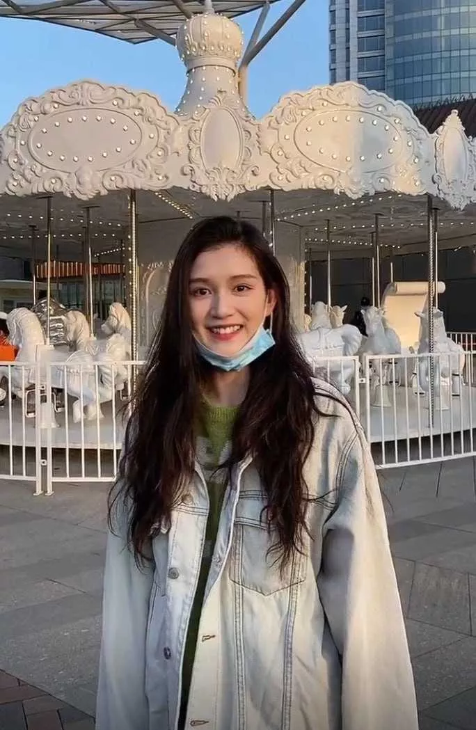 [反差曝光]【演员蒋龙酒后亲密照曝光 女主被指张莉佳实则疑似阮巨？陈思诚绿帽传闻再起】4.webp