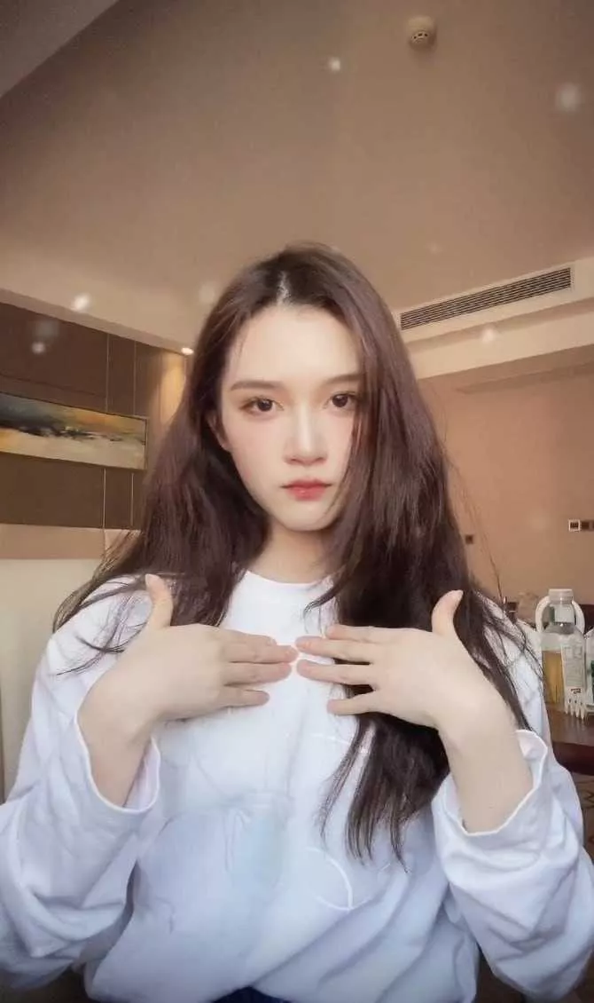 [反差曝光]【演员蒋龙酒后亲密照曝光 女主被指张莉佳实则疑似阮巨？陈思诚绿帽传闻再起】5.webp