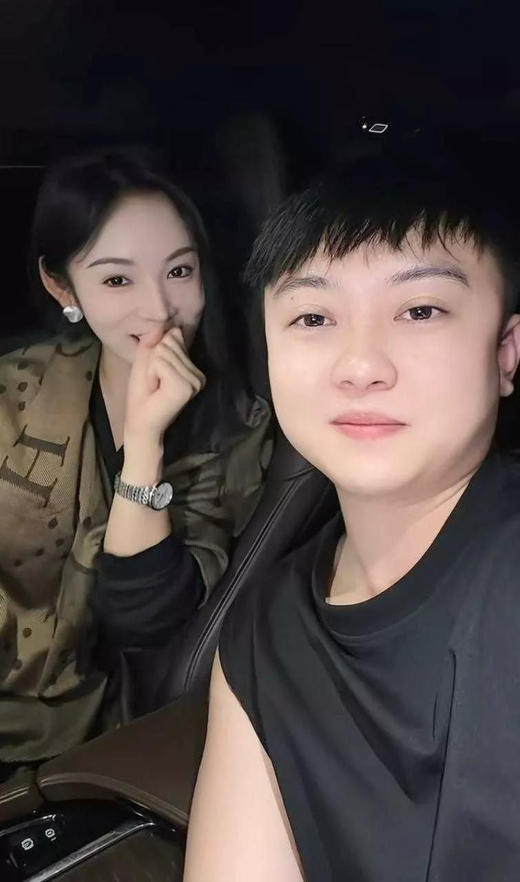 【网红夫妻 高傲斌葛静静 离婚丑闻曝光 孕期男方出轨 找小女友睡网红】5.webp
