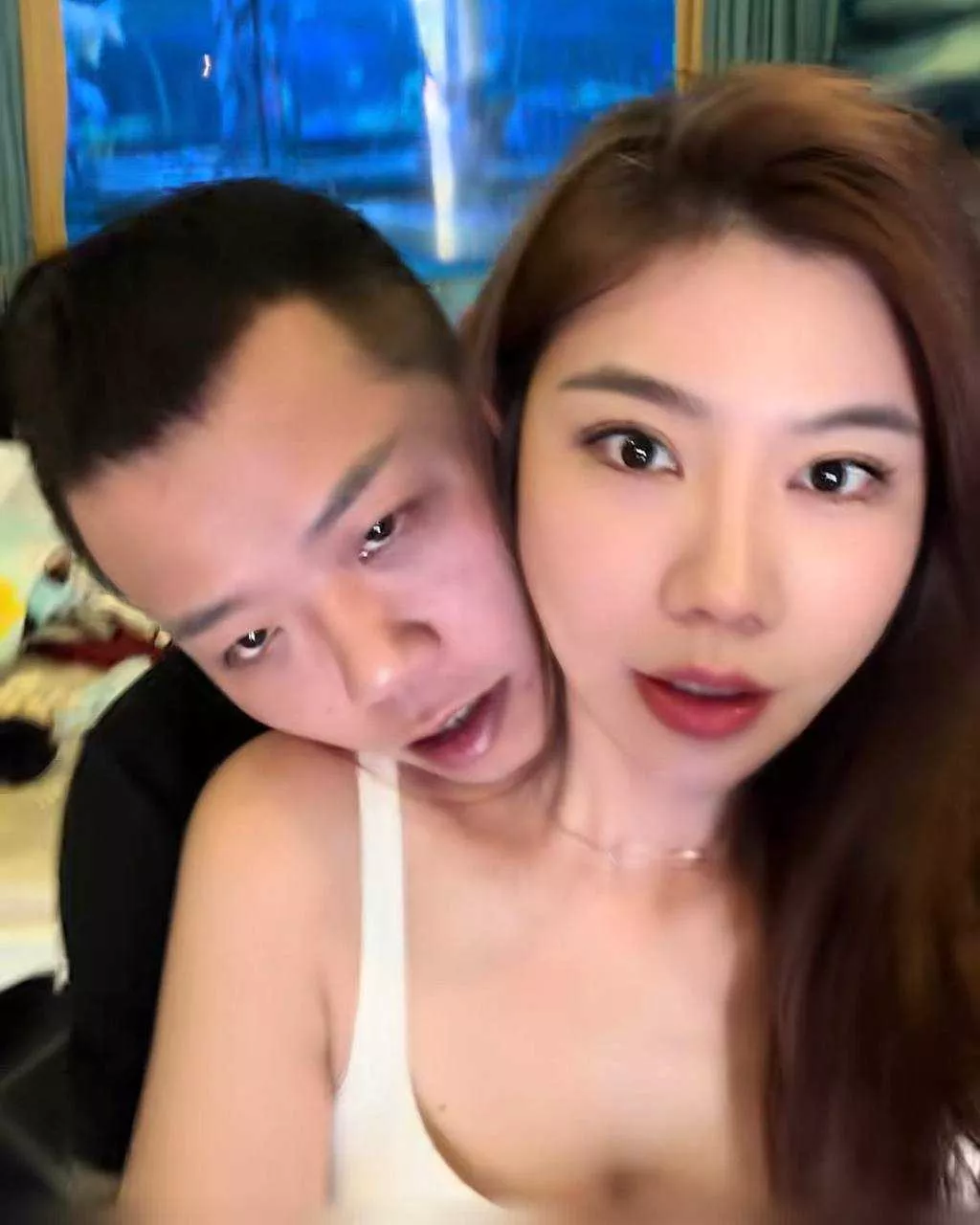 【抖音网红夫妻李 丹霞夫妇 人设崩塌 丈夫阿圣出轨直播开撕 早期甜蜜时刻瞬间沦为笑柄】6.webp
