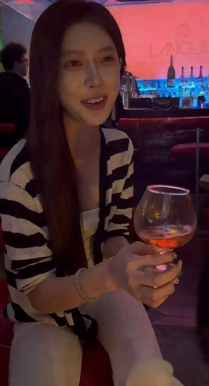 【抖音网红 宋领 指控男子夜场偷酒引火烧身 被曝早年在三亚陪酒成都卖逼！】5.webp