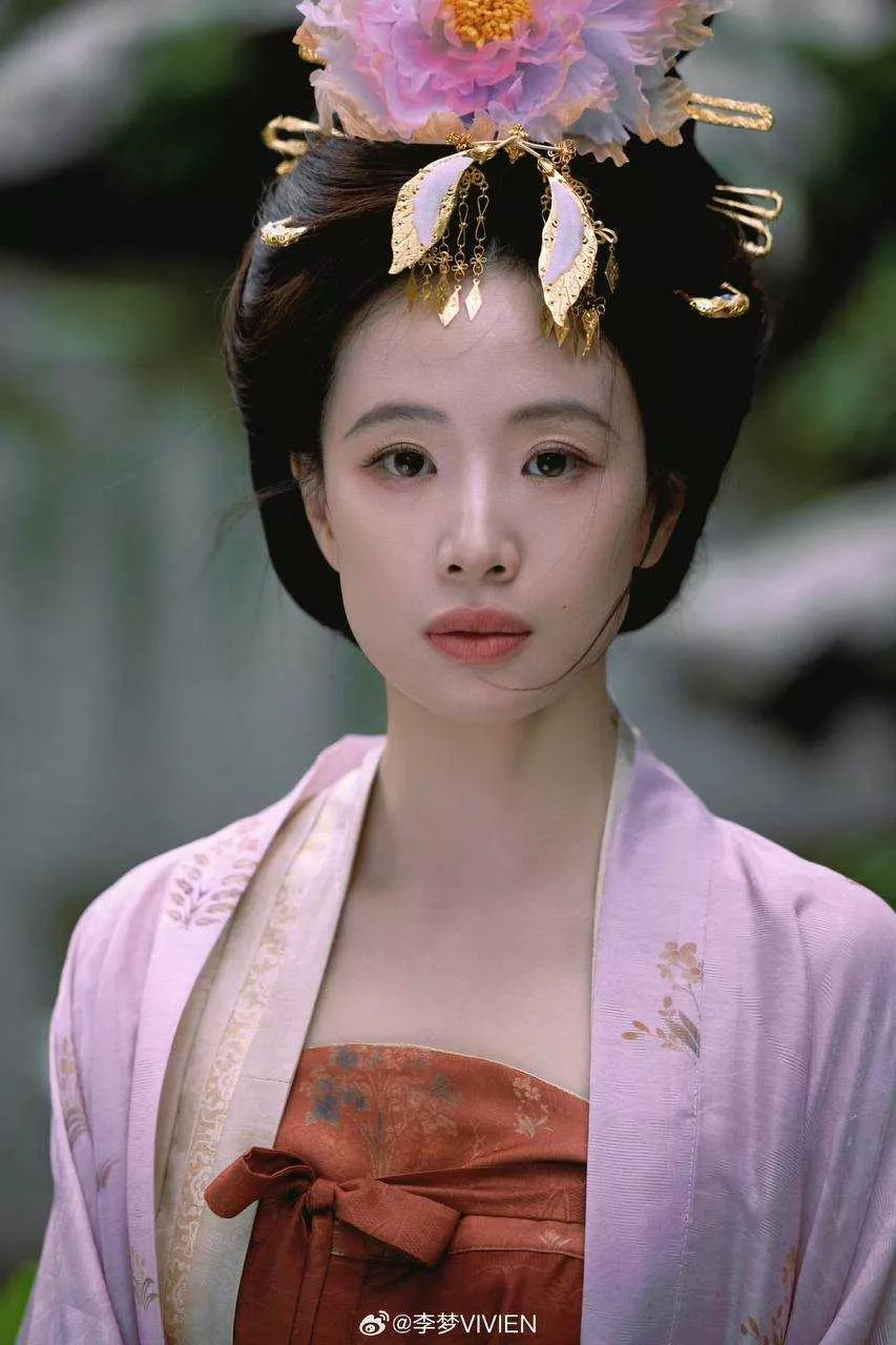 【女明星 李梦 公开承认有娃孩子爹是邬浪 看房两年没官宣没领证 月子中心先被拍引热议】4.webp