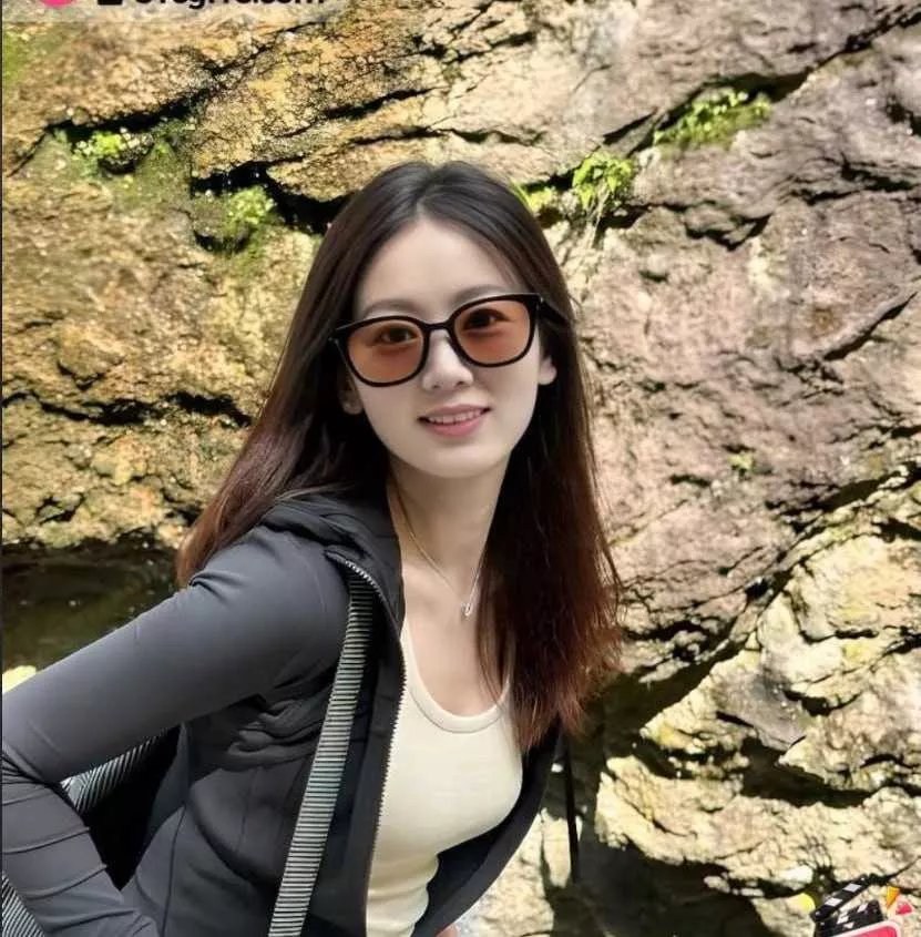 [反差曝光]恋爱两周花费男友上万元，转头约炮猛男直言要被操哭。纯情人设直接碎一地，.webp
