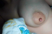 深夜勾引哺乳期少妇，乳头奶水，骚货要看评论