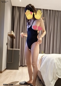 身材高挑匀称的老婆，大小刚刚好的奶子、肥美的骚B，是最好的炮架子，目前已开发3P