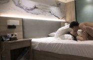 ❤人妻酒店上来就直接开搞舔奶摸逼，近距离拍摄深喉口交，抱起来骑乘抽插猛操，，刺激❤