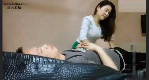 加钱内射按摩店老板娘 老板娘的内裤都已经湿了 我不插进去是不是不太好呢