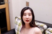 “妈妈女闺蜜性爱淫梦”！极品熟女真空睡裙沙发诱惑，奶子半露腿间春光大泄！