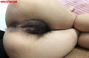 感觉爱液湿润下的私处，让男人想进入她的桃源洞中