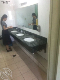 小美女老师厕拍