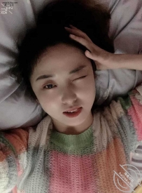 蝴蝶逼骚少妇刚和老公做完，夹着精液撩骚