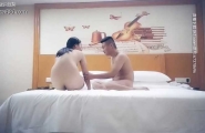 甜美白衣妹子激烈互摸猛骑高潮呻吟