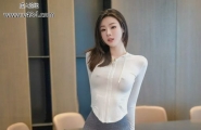 模特逗逗DOUDOU白色上衣灰色运动裤