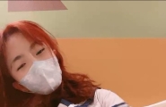 #主播 学生制服极品尤物 一头红发卡哇伊！外表甜美骚的很 坐马桶上假屌抽插 双指猛扣骚穴