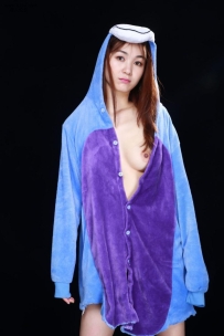 妹子白嫩的肉体就掩盖在衣服之下