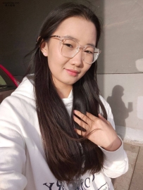看似乖巧的美眉～在床上这么骚辣