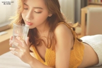 丝袜短裙美女