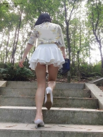 不能旅游只能在公园和健身器材露出了