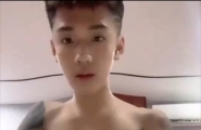 男高中生纹身粗口体育生，薄肌撸管在家疯狂飞机粗口，完整版在精品群