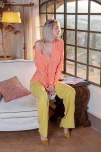 美丽的金发女郎Lana Lane“橙色和柠檬”中穿着高跟鞋分享...
