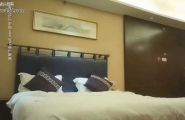 约了蓝发高颜值妹子，调情互摸后猛插猛操