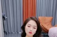 #主播 9分颜值极品美女 细腰美臀自慰诱惑 蝴蝶逼掰开 假屌地上骑坐深插