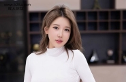 小海臀简约白色长裤性感迷人