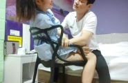 ❤️微胖人妻背着老公偷偷出来约会，被大哥一顿忽悠，强行脱掉裤子，刚想操老公来视频了，吓的顿时软了，最好多姿势无套玩弄小少妇❤️