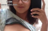 四眼大奶妹